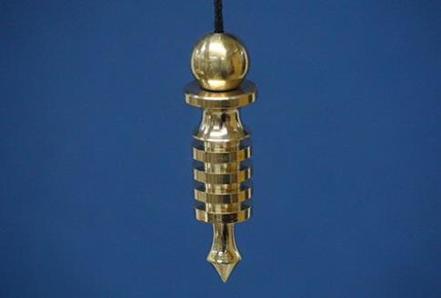COMODIN | PENDULO ISIS DE LATN, DESENROSCABLE, 4,9 CMS X 1,3 CMS , 29 GRAMOS. C/CADENA