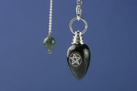 PENDULO PIEDRA NEGRO SIMBOLO "PENTAGRAMA", 4,2 CMS, 23 GRAMOS (Con pentagrama protector)