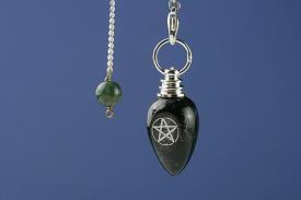 PENDULOS Y VARILLAS RADIESTESIA | PENDULO PIEDRA NEGRO SIMBOLO "PENTAGRAMA", 4,2 CMS, 23 GRAMOS (Con pentagrama protector)