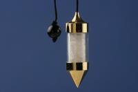 PENDULO VISOR DE LAT�N Y CRISTAL CON CUARZO ROSA, 4.7 CMS X 1.5 CMS �, 21 GRAMOS. CORD�N NEGRO. (Potenciador de amor y armon�a)