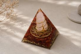 DRUSAS, BONSAIS Y COMPLEMENTOS | PIRAMIDE CHIPS JASPE ROJO CON PUNTA CUARZO ROSA 6 X 6 CM.