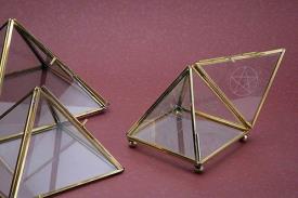 PIRAMIDES | PIRAMIDE CRISTAL ACCESIBLE 13CM APROX C/PENTAGRAMA