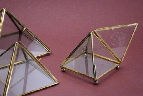 PIRAMIDES | PIRAMIDE CRISTAL ACCESIBLE 7CM APROX C/PENTAGRAMA