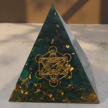 ORGONITAS | PIRAMIDE ORGONITA MALAQUITA DISEO METATATRON 7,5 X 7,5 CM.