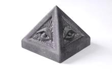 PIRAMIDE SHUNGITA CON OJO GRABADO 5X5 CM.