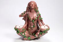 PORTALUMINAS FIGURA ELFA MADRE TIERRA COLOR MARRON Y VERDE 18 X 20 CM.