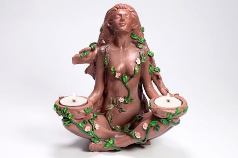 CANDELABROS Y PORTAVELAS | PORTALUMINAS FIGURA ELFA MADRE TIERRA COLOR MARRON Y VERDE 18 X 20 CM.