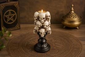 CANDELABROS Y PORTAVELAS | PORTAVELAS CALAVERAS AMONTONADAS SOBRE PEDESTAL COLOR NEGRO 17,5 X 7 CM.