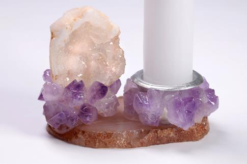 CANDELABROS Y PORTAVELAS | PORTAVELAS EN BASE DE PIEDRA CON DRUSAS AMATISTA Y MINERAL EN BRUTO 5 X 8,5 CM.