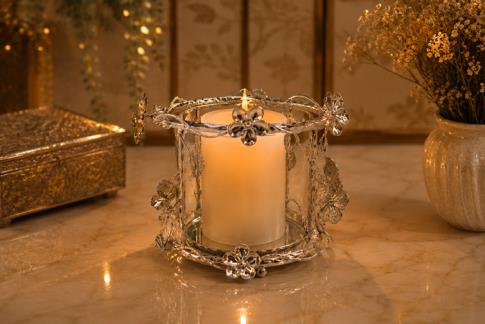 CANDELABROS Y PORTAVELAS | PORTAVELON VASO CRISTAL RODEADO POR ENREDADERA DE HOJAS Y FLORES COLOR PLATEADO  13 X 12 CM.