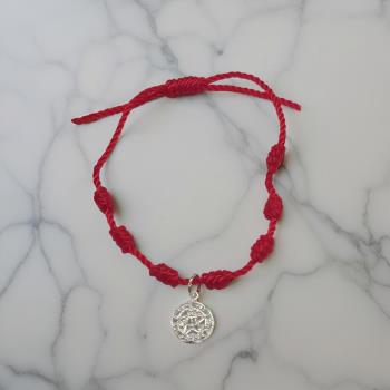 JOYERIA | PULSERA 7 NUDOS ROJA CON DIJE MEDALLA SAN BENITO PLATA