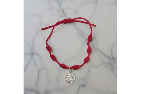 PULSERAS | PULSERA 7 NUDOS ROJA CON DIJE TETRAGRAMATON PLATA