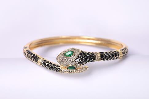 PULSERAS | PULSERA ACERO DORADO SERPIENTE ENROSCADA CON OJOS VERDES, BRILLANTITOS Y ESCAMAS NEGRAS