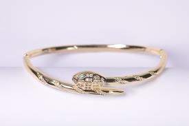 PULSERAS | PULSERA ACERO DORADO SERPIENTE ENROSCADA CON OJOS VERDES Y BRILLANTITOS