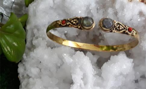 COMODIN | PULSERA DE BRONCE CON LABRADORITA/DOBLE ROJO