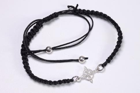 PULSERAS | PULSERA PLATA NUDO DE BRUJAS CON CORDON TRENZADO NEGRO Y BOLITAS EN LAS PUNTAS