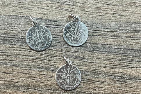 COLGANTES | PULSERA PLATA TETRAGRAMATON CON CORDON TRENZADO NEGRO Y BOLITAS EN LAS PUNTAS