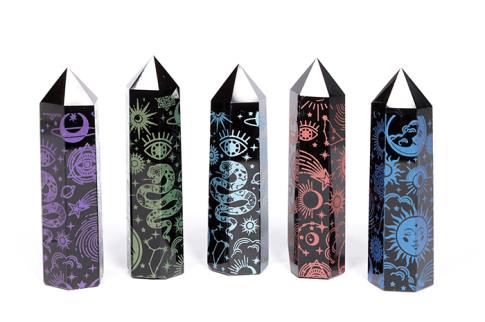 DRUSAS, BONSAIS Y COMPLEMENTOS | PUNTA OBSIDIANA GRABADOS ESOTERICOS EN COLOR 10,5 CM. (COLORES SURTIDOS)