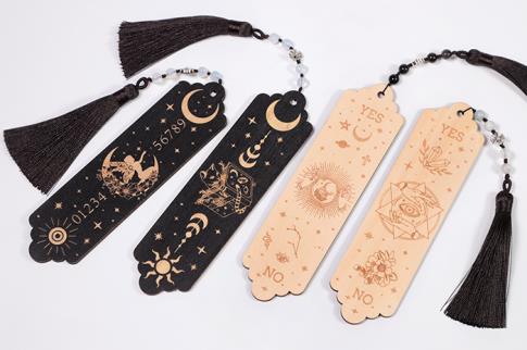 TALISMANES | PUNTO DE LIBRO MADERA DISEOS ESOTERICOS CON POMPON Y BOLITAS DE MINERAL 15 CM. (MODELOS VARIADOS)