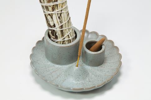 PORTAINCIENSOS | QUEMADOR DE ATADITOS, PALO SANTO E INCIENSO COLOR GRIS 13CM