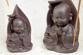 PORTAINCIENSOS | QUEMADOR INCIENSO REFLUJO (EFECTO NIEBLA) DISE�O BUDA REZANDO 8.5X15.5CM