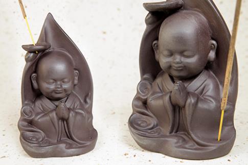 PORTAINCIENSOS | QUEMADOR INCIENSO REFLUJO (EFECTO NIEBLA) DISE�O BUDA REZANDO 8.5X15.5CM