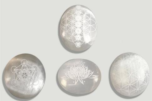MINERALES Y GEMAS | RELAJADORES DE SELENITA GRABADO 6-7CM