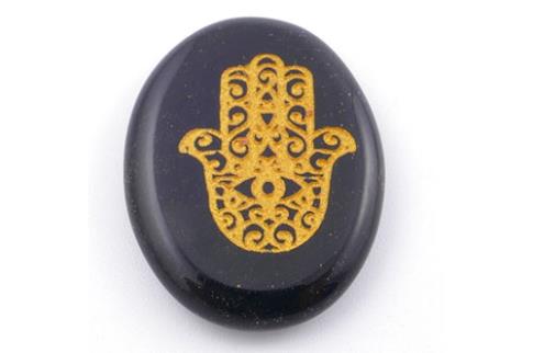 COMODIN | RODADO PLANO OVALADO ONIX C/SIMBOLO MANO DE FATIMA 34 X 23 MM.