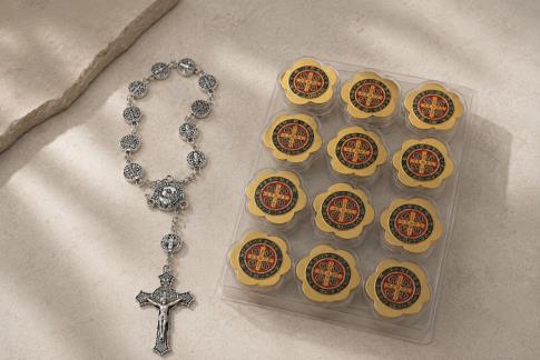 COMODIN | ROSARIO PULSERA CRUZ JESUCRISTO Y MEDALLAS SAN BENITO COLOR PLATEADO EN CAJITA CON CRUZ SAN BENITO