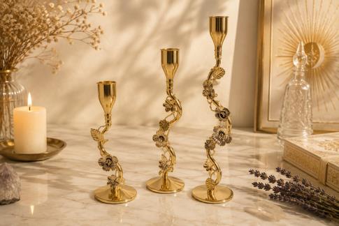CANDELABROS Y PORTAVELAS | SET DE 3 PORTAVELAS ENREDADERA DE HOJAS Y FLORES COLOR DORADO 32 / 27 / 22 CM.