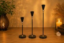 SET DE 3 PORTAVELAS VINTAGE EN NEGRO CON DETALLES DORADOS Y PIE DE CRISTAL 26 / 30 / 35,5 CM.