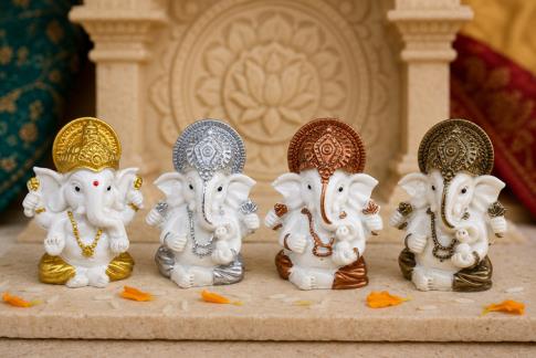 BUDAS Y GANESHAS | SET DE 4 GANESHAS COLOR BLANCO CON ROPAS DE TONOS DORADOS, PLATEADOS Y COBRIZOS Y BRONCE. 5X4CM.