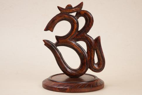 COMODIN | SIMBOLO DE OM DE MADERA CON BASE 15.5 X 21 CM.