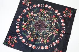 TAPETES | TAPETE / PAUELO MANDALA CON LUNITAS Y DETALLES FLORALES 50X50CM