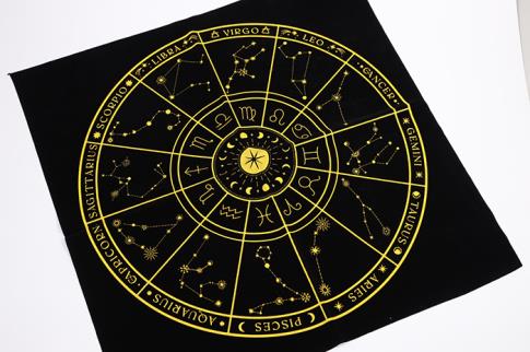 TAPETES | TAPETE ANTELINA RUEDA DEL HOROSCOPO COLOR NEGRO Y DORADO 49 X 49 CM.
