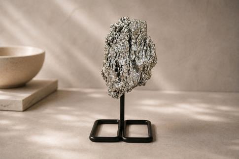 DRUSAS, BONSAIS Y COMPLEMENTOS | TARAMITA "ESCOBA DE BRUJA" SOBRE BASE METAL COLOR NEGRO 14 X 6 CM.