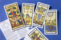 TAROT DE LOS ARCANOS MAYORES 11CM. LA GU�A DEFINITIVA EN CUATRO IDIOMAS CON MANUAL PR�CTICO DE INTERPRETACI�N Y TIRADAS