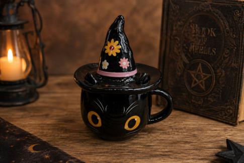 COMODIN | TAZA GATO CON TAPA SOMBRERO DE BRUJA COLOR NEGRO 17 X 13 CM.