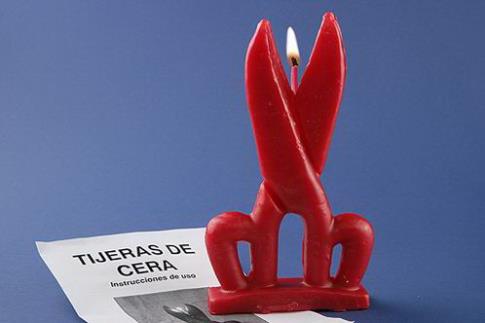 FIGURAS DE CERA | TIJERA DE CERA ROJA CON INSTRUCCIONES (12x21 cm)