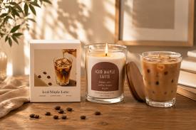 Novedades | VELA AROMATICA CAFE CON HIELO Y SIROPE DE ARCE 9 X 8 CM.