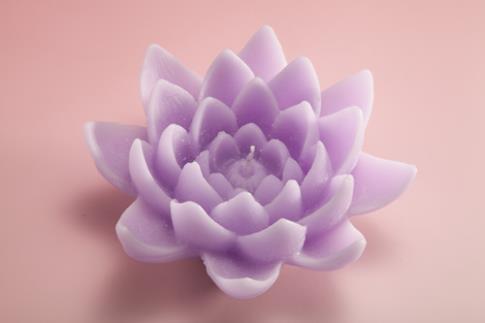 COMODIN | VELA FIGURA FLOR DE LOTO MORADA 30 X 9 CM.